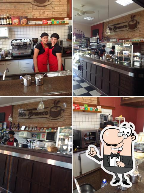 Sente em uma das mesas no Cafeteria Rio Branco