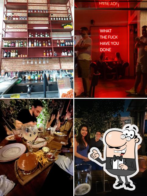 Sente em uma das mesas no OTRO Cambuí - Bar e Restaurante
