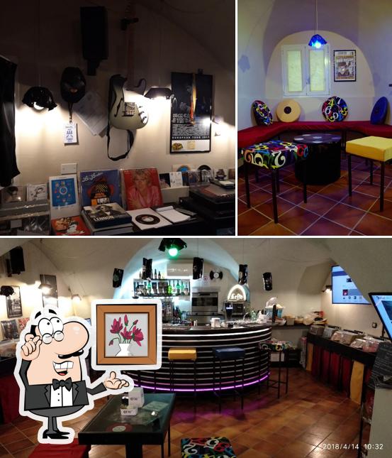 Dai un'occhiata agli interni di Zà Records and Coffee