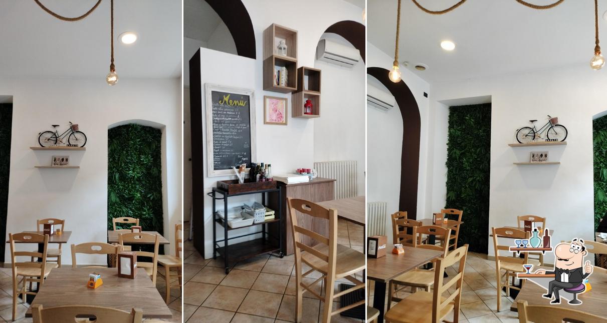Dai un'occhiata agli interni di Garden Cafè