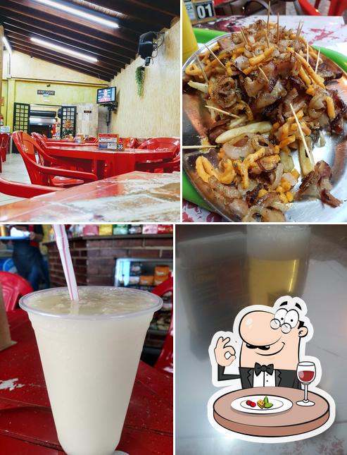Entre diversos coisas, comida e bebida podem ser encontrados no Paulinho Drink's