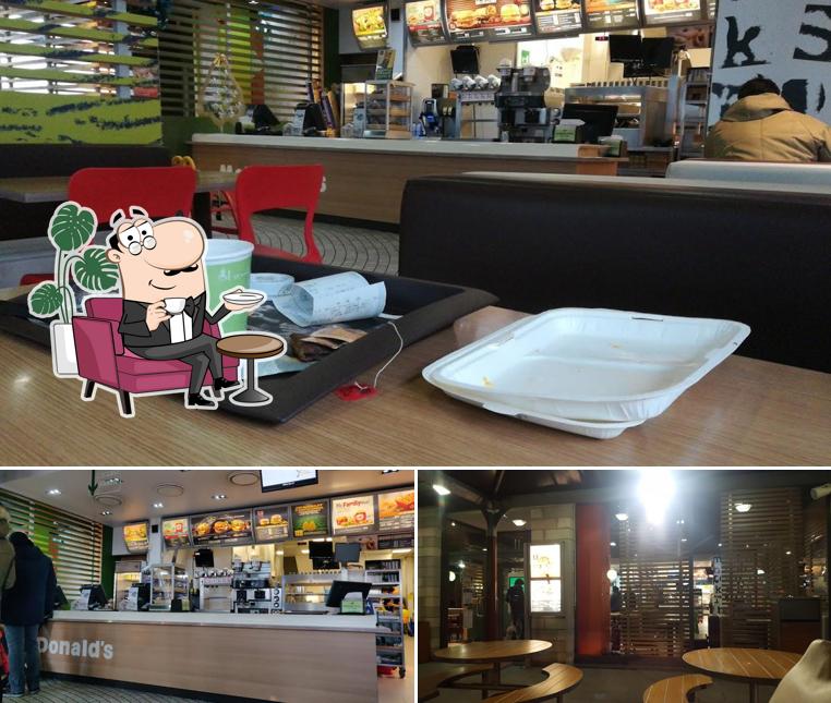 Dai un'occhiata agli interni di McDonald's Tortona