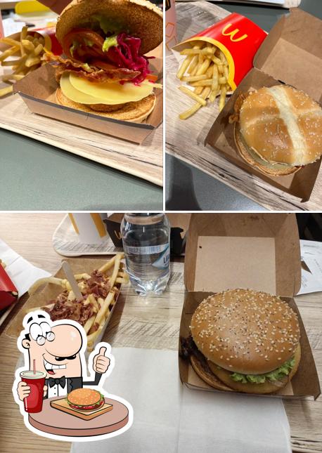 Ordina un hamburger a McDonald's Casinalbo