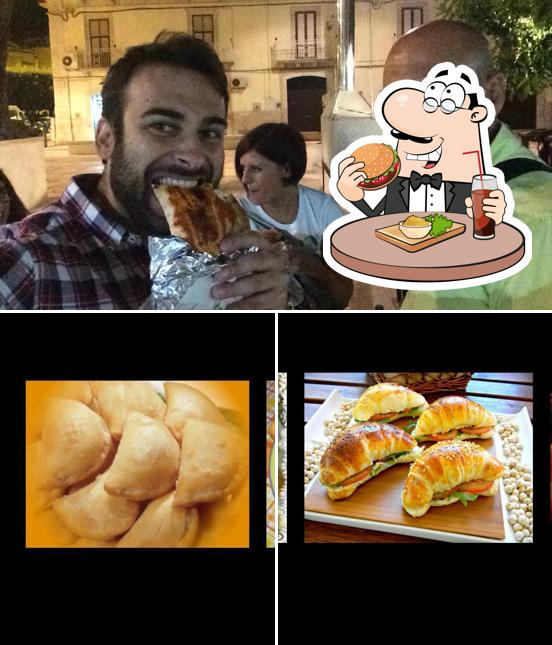 Ordina un hamburger a Pizzeria La Ginestra