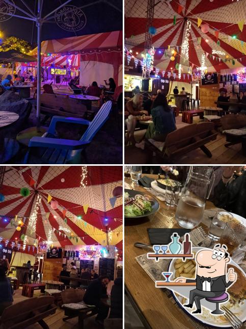 Installez-vous à l'une des tables de Babylone Beer Bar - La Taverne