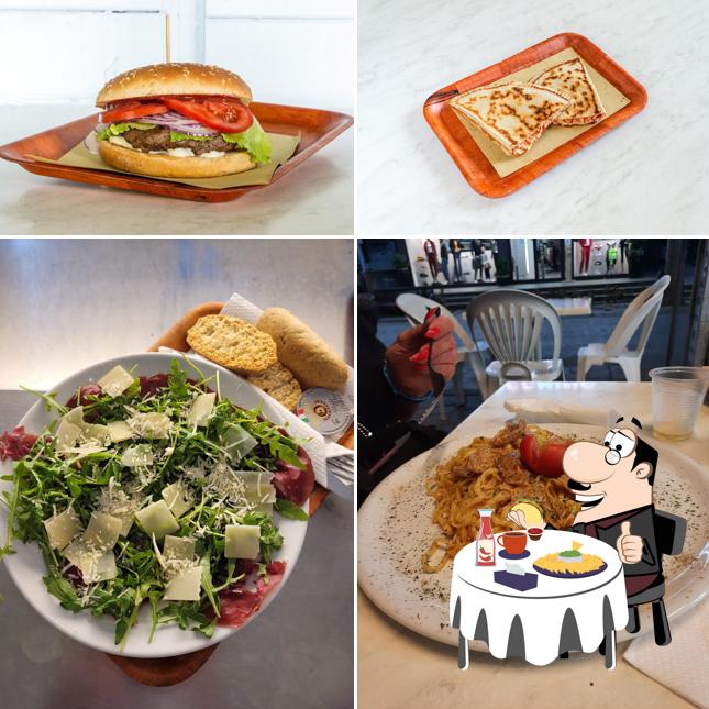 Ordina un hamburger a Casa Dogana piadineria piadina pizzeria