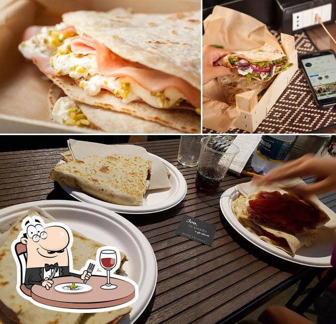 La cibo e tavolo da pranzo del ristorante