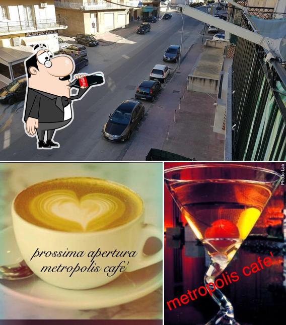 Tra le varie cose da Metropolis Cafe' si possono trovare la bevanda e esterno