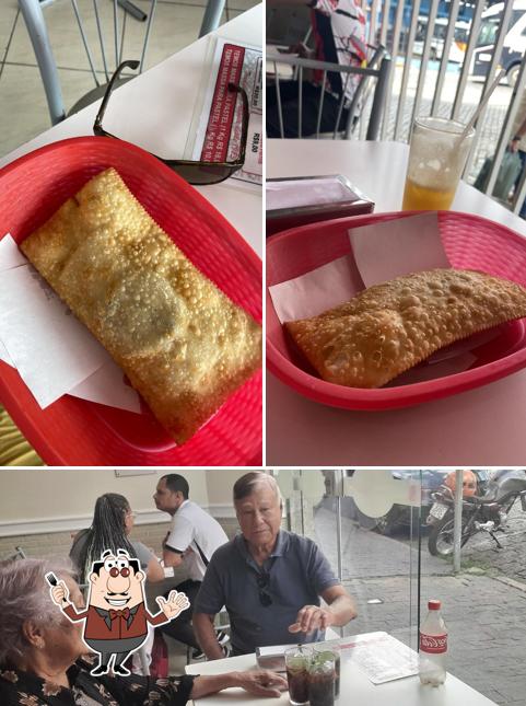 Entre diferentes coisas, comida e bebida podem ser encontrados no Só Pastel