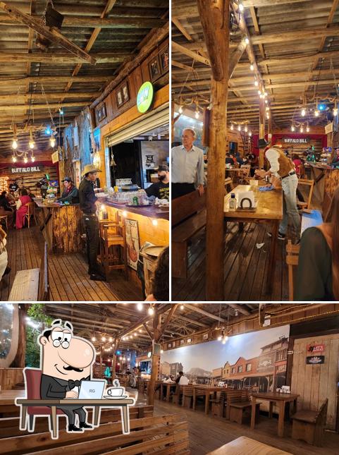 Sente em uma das mesas no Buffalo Bill Camboriu