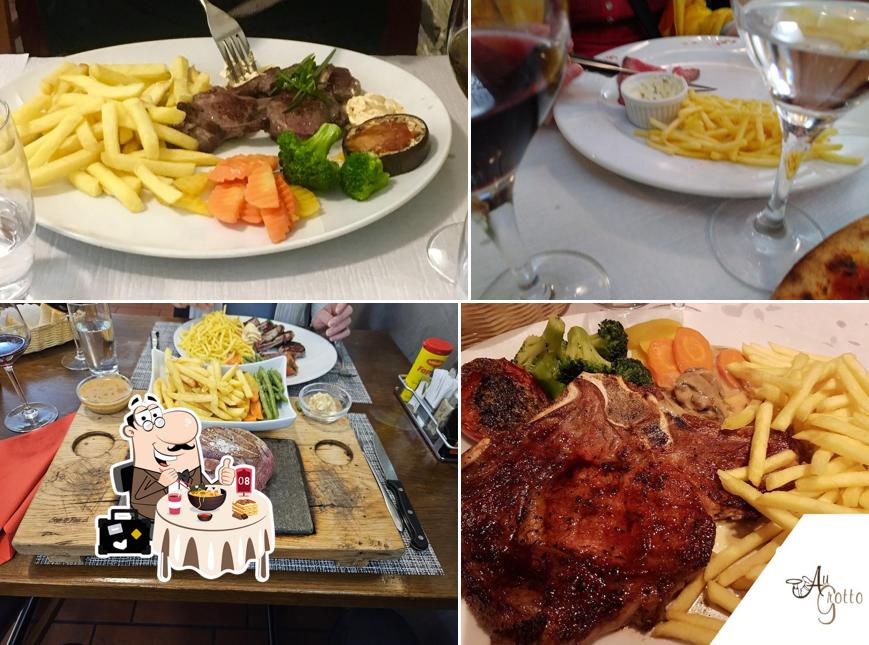 Côtelettes de porc à Au Grotto Restaurant - Pizzeria