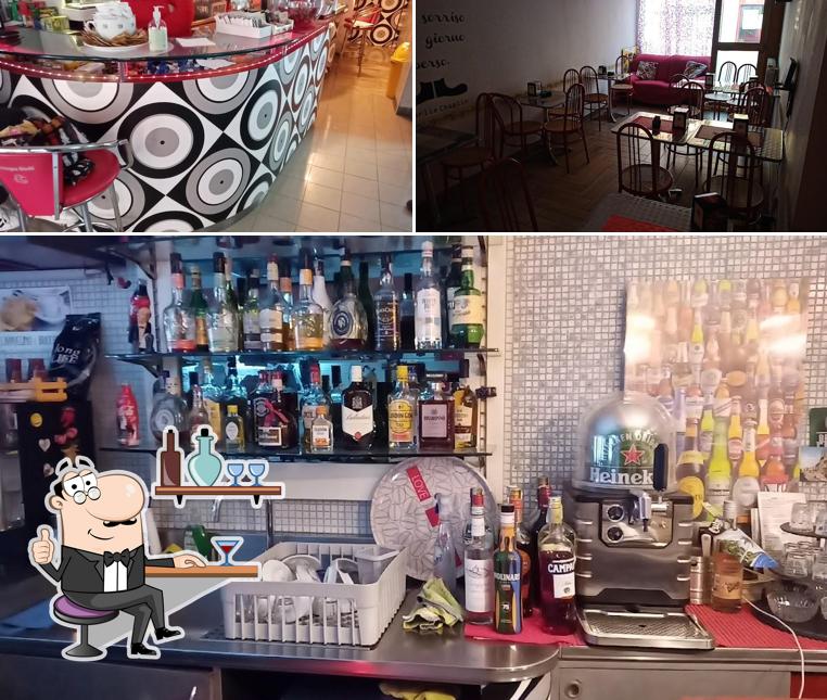 Dai un'occhiata agli interni di Piccolo Bar