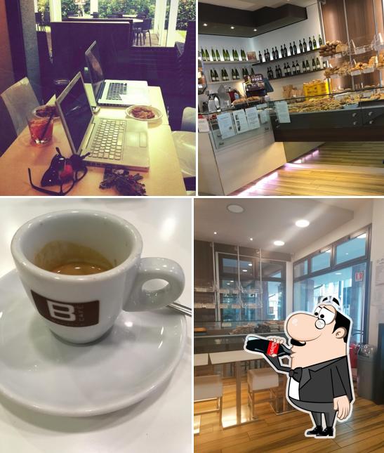 La bevanda e interni del ristorante