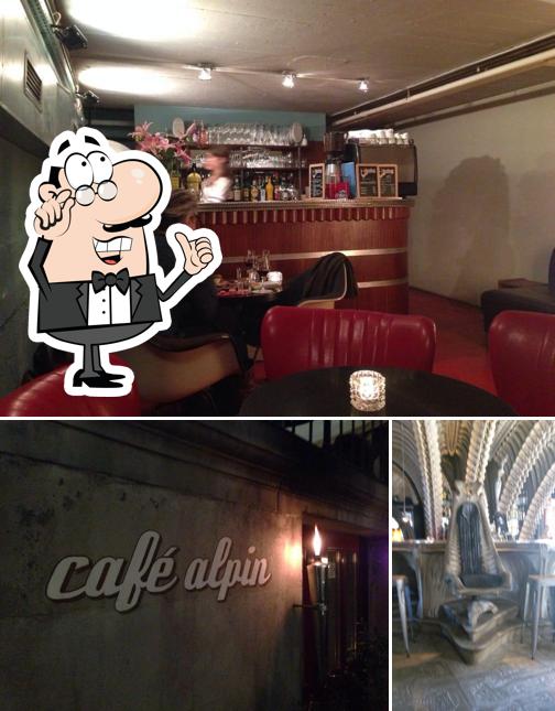 Gli interni di Café Alpin