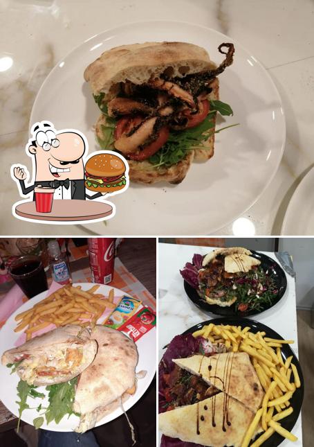 Ordina un hamburger a Pizzeria Rosticceria Noi Due