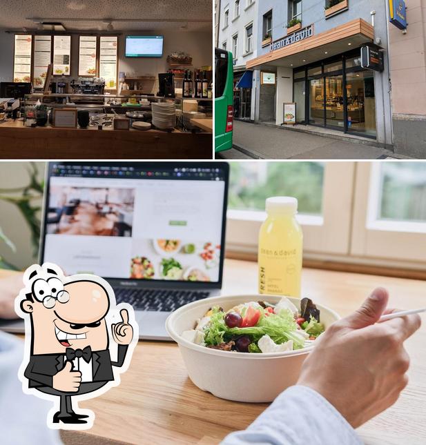 Guarda la foto di dean&david Bowls, Salate, Curries & Snacks am Bahnhof SSB Basel