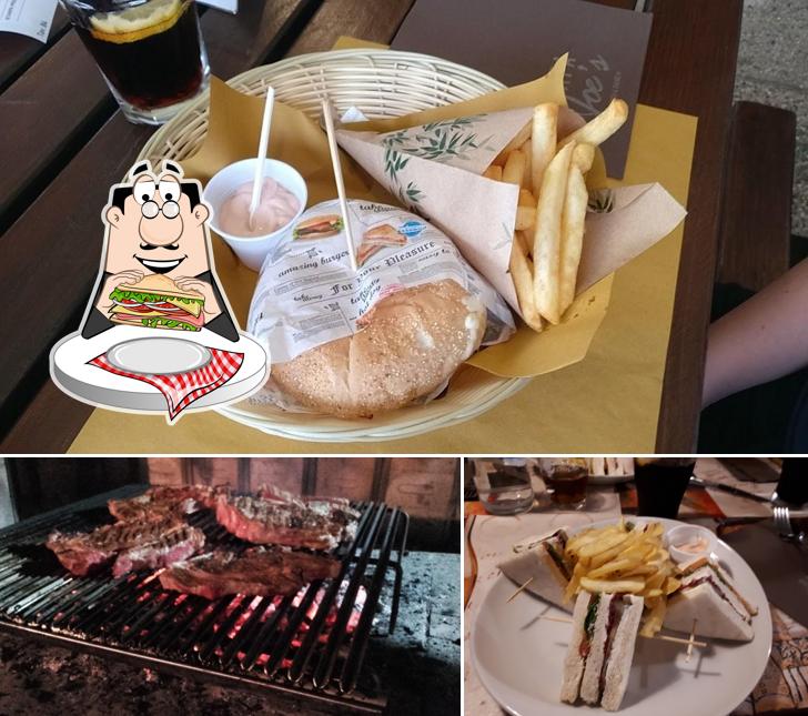 Club sandwich al PAPA Joe's - FOOD & DRINK