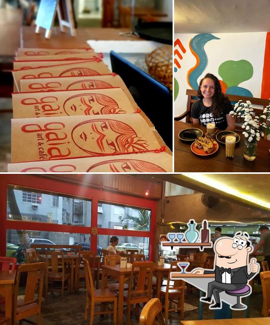 O interior do Gaia Art & Café