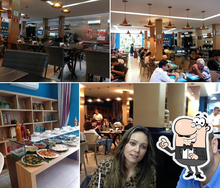 Sente em uma das mesas no Glória Restaurante