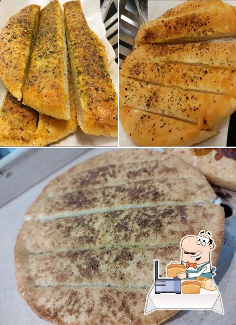 Garlic bread at Pizza Hut Grand Central Mall Seawoods, Mumbai