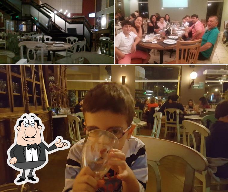 Veja imagens do interior do Famosa Pizza