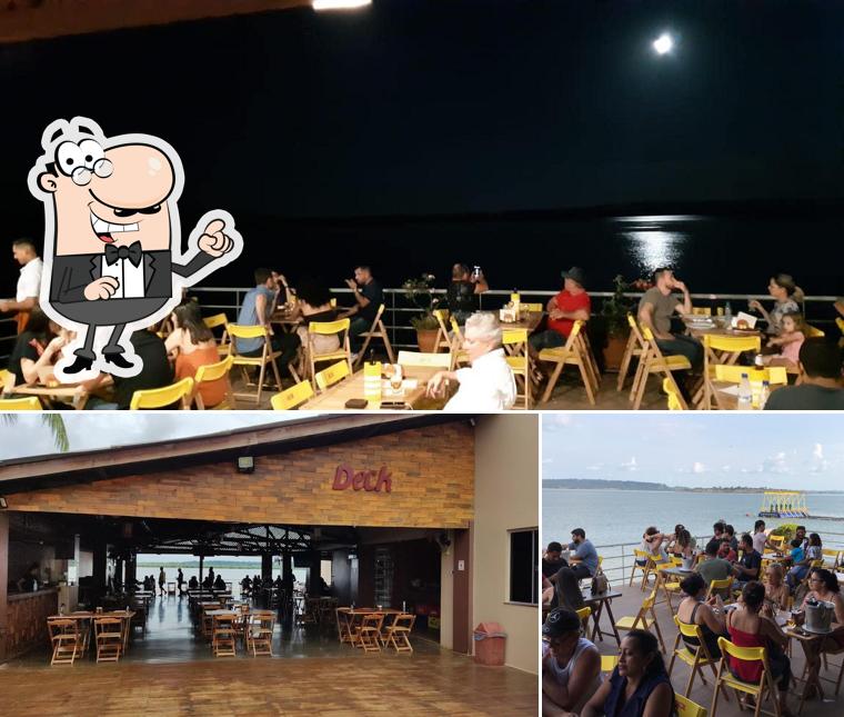 Sente em uma das mesas no Deck Bar e Restaurante