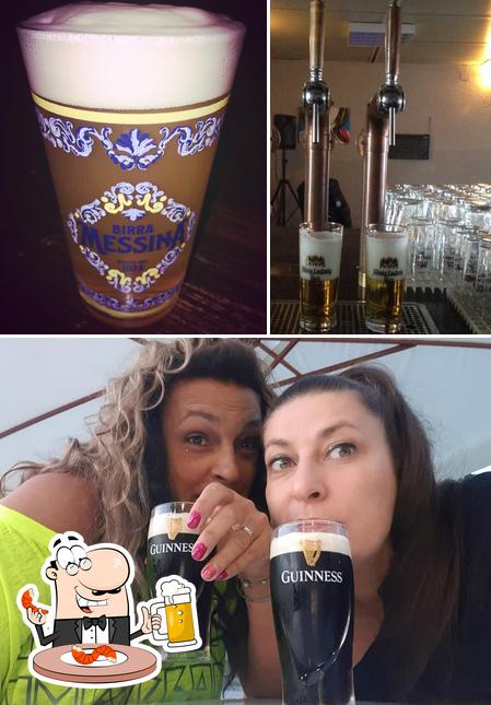 Puoi prenderti un rinfrescante bicchiere di birra chiara o scura
