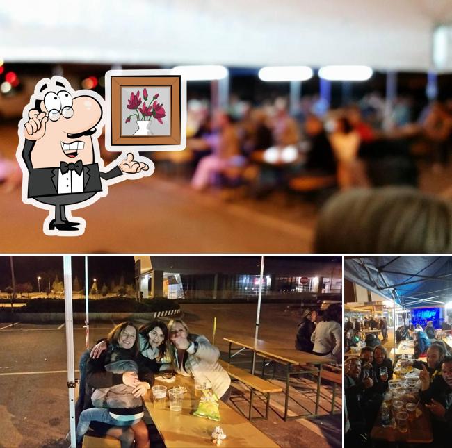 Questa è la foto che presenta la interni e tavolo da pranzo di Bar Julia Center