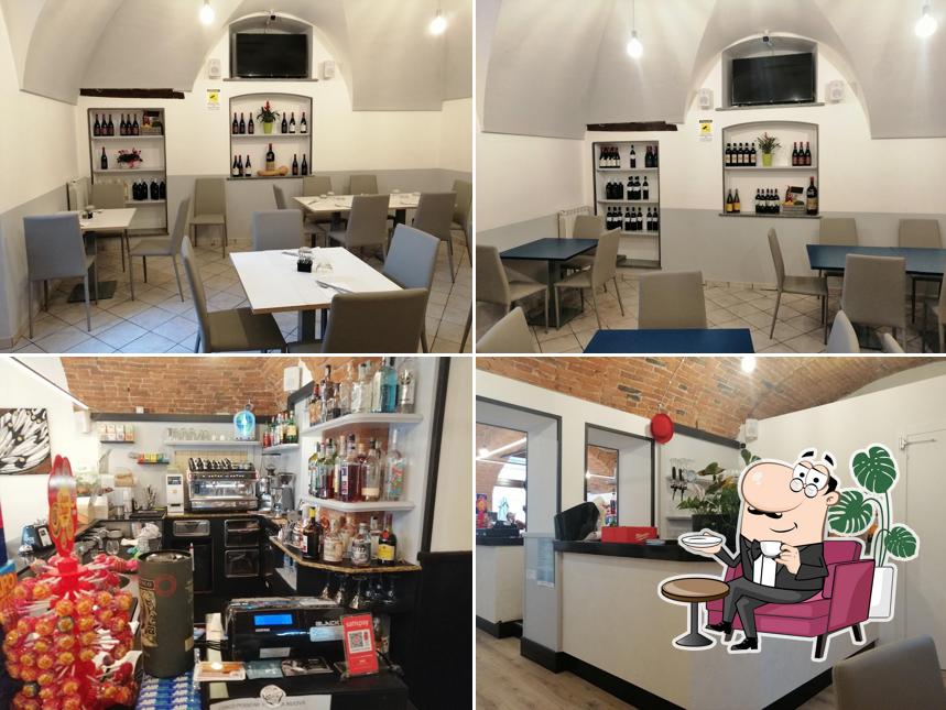 Siediti a un tavolo di Cafe Tre Galli