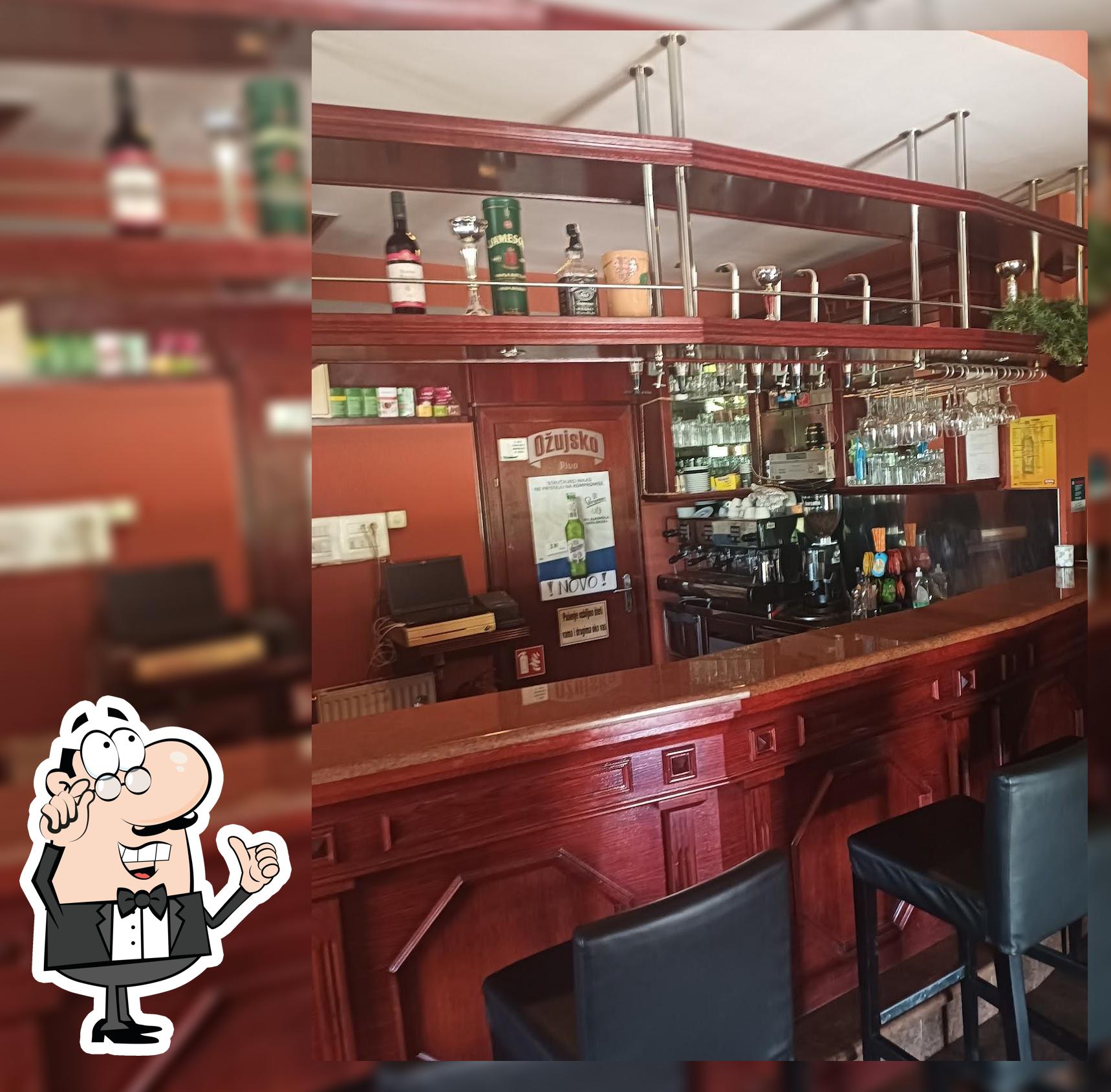 Dai un'occhiata agli interni di Caffe bar Legenda