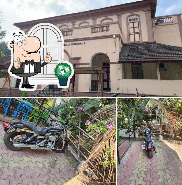Check out how Cafe Farohar looks outside