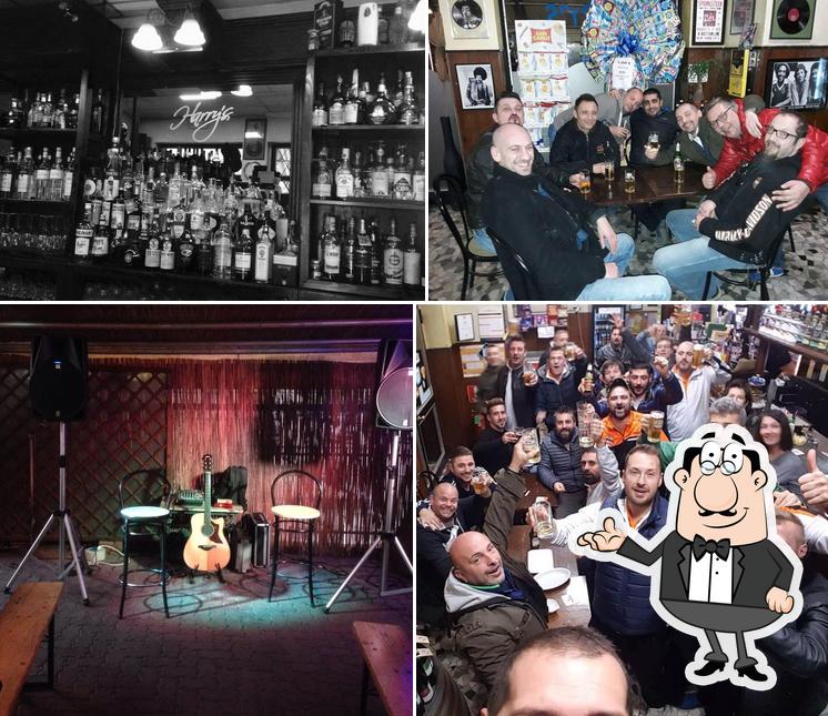 Questa è la immagine che mostra la interni e bancone da bar di Harry's bar