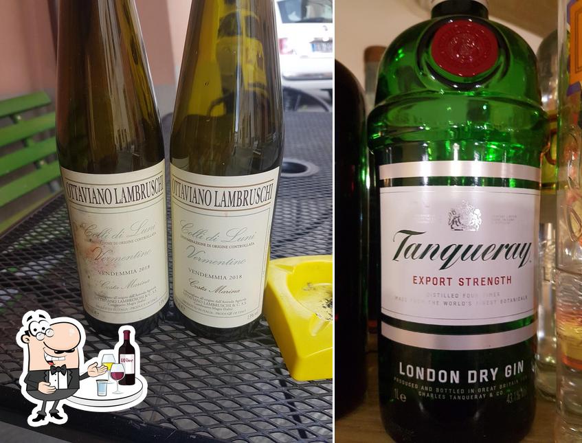 Scegli un drink o cocktail alcolico dal menu