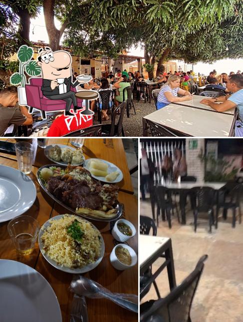 Sente em uma das mesas no Oxente Asa Branca restaurante e pizzaria