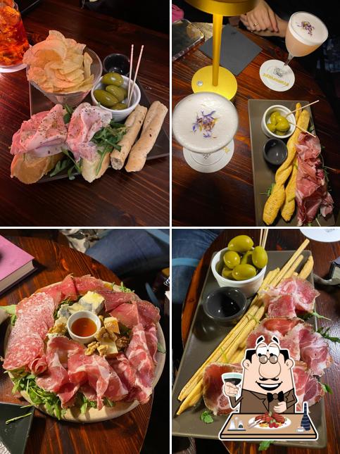 Prenditi i piatti di carne a Atmosphere Craft Soul & Drinkery