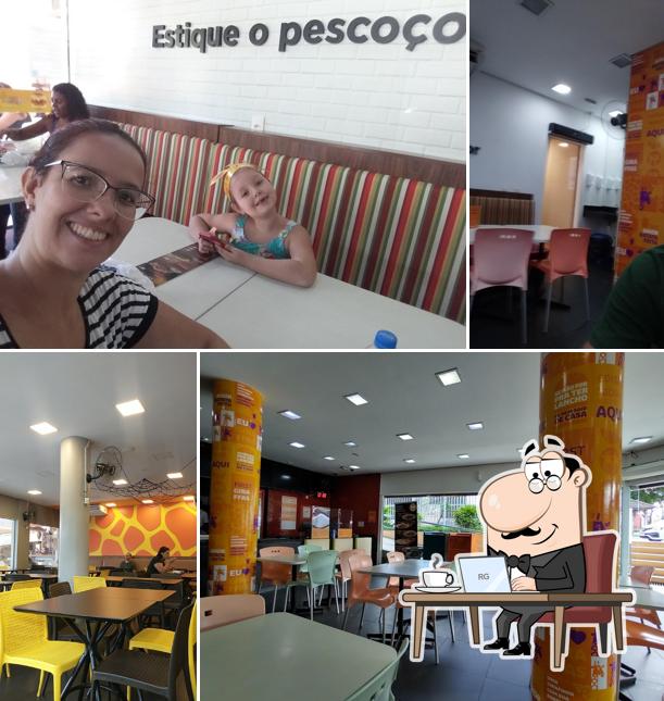 Sente em uma das mesas no Giraffas Porto Plaza Shopping