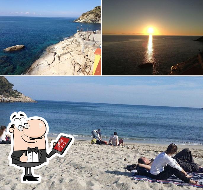 Goditi la vista dagli esterni di Ristorante Bar Sud Ovest - Residence Villa Mare - Pomonte, Isola d'Elba Marciana