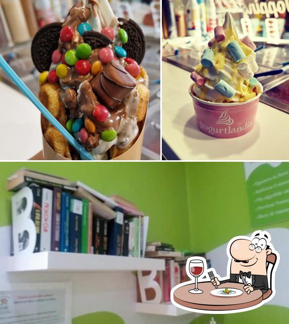 Dai un’occhiata alla immagine che mostra la cibo e interni di Yogurtlandia