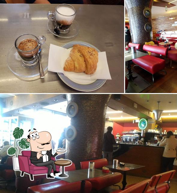 Dai un'occhiata agli interni di Pasticceria Tiffany
