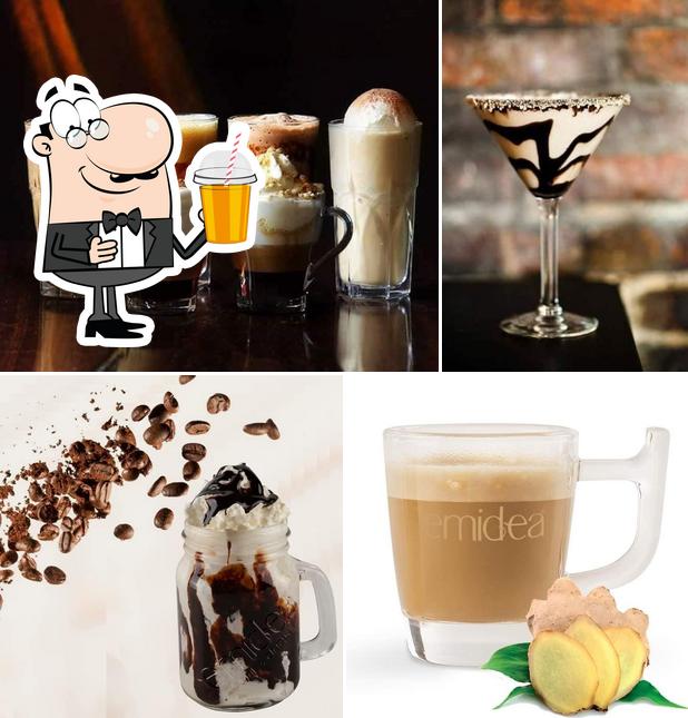 Goditi un drink a Volver café