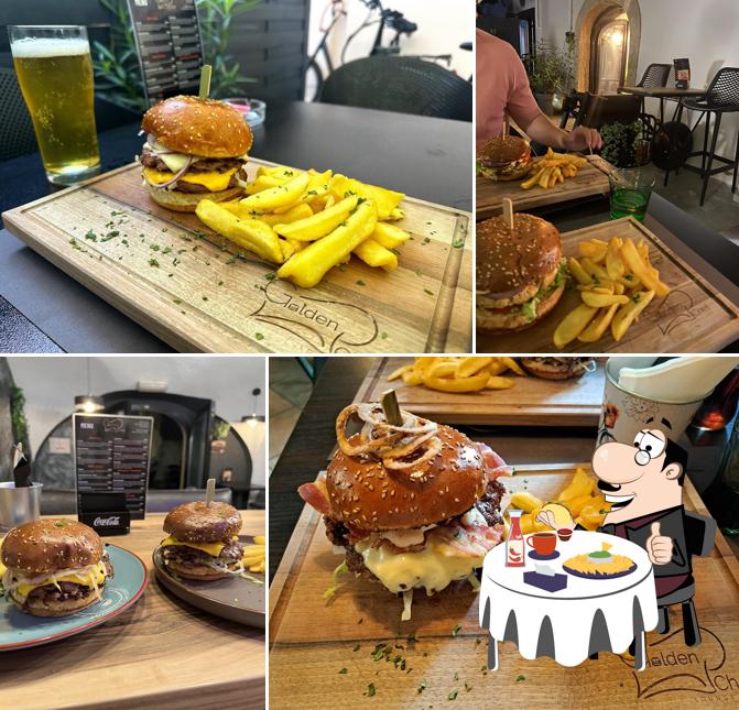 Ordina un hamburger a Golden Chef Lounge bar