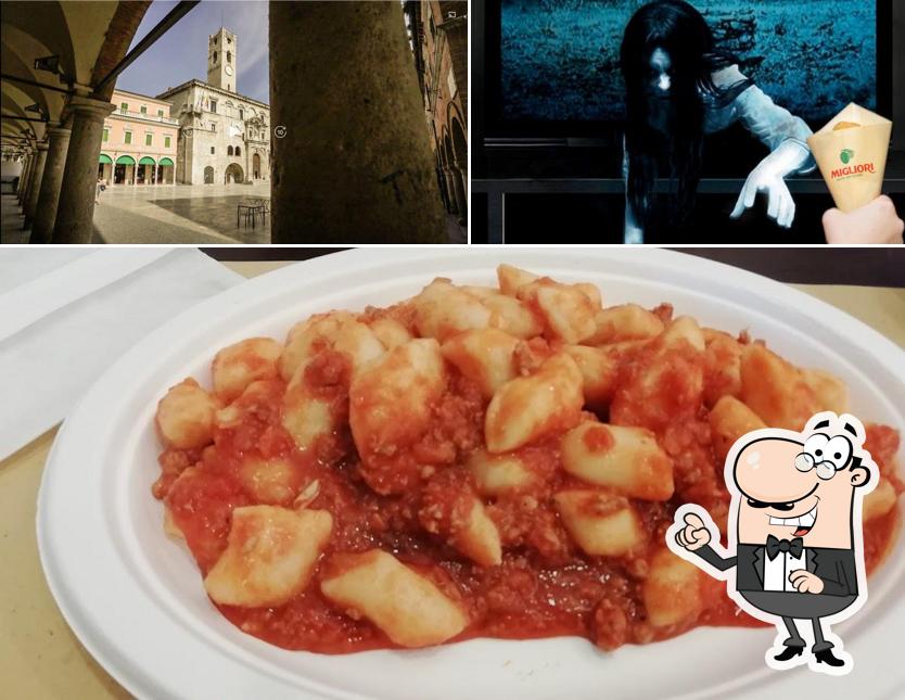 Tra le varie cose da Migliori Olive Ascolane si possono trovare la esterno e cibo