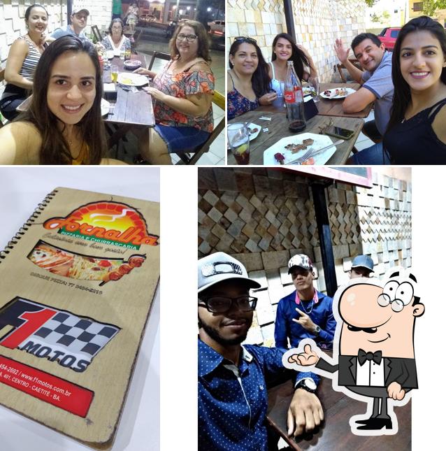 Sente em uma das mesas no Fornalha Restaurante e Pizzaria