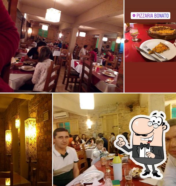 Sente em uma das mesas no Bonato Pizzaria Veranópolis