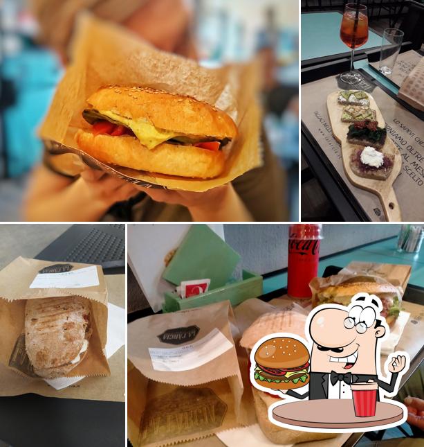 Prova uno dei tipi di hamburger serviti a La Farcia Cuneo