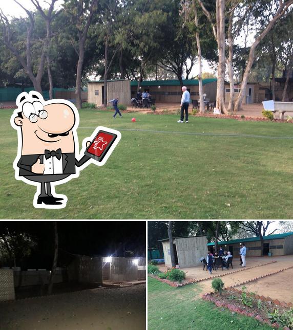 Check out how Saras parlour and restaurant looks outside