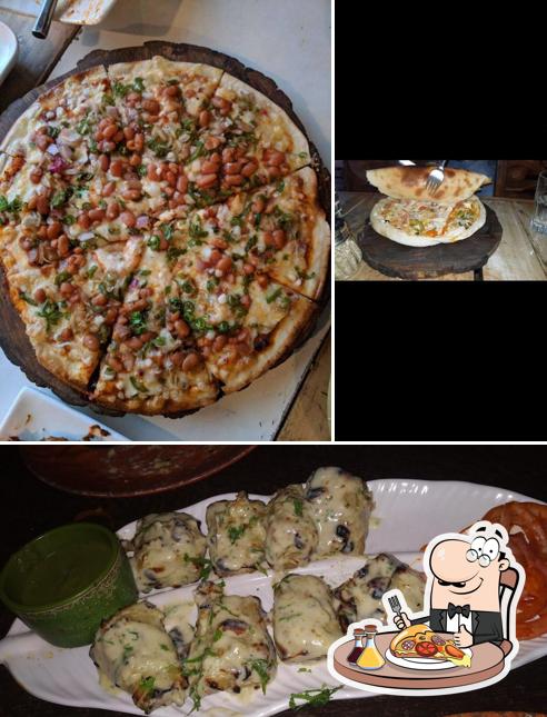 Try out pizza at No Vacancy Cafe