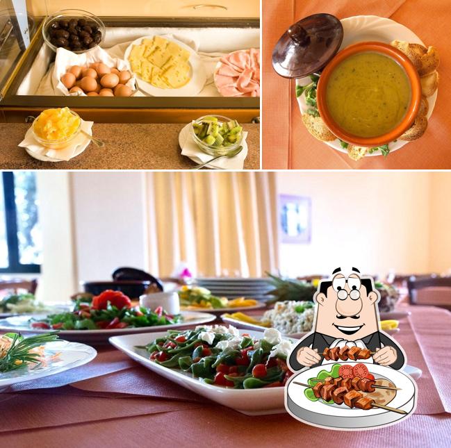 Dai un’occhiata alla immagine che presenta la cibo e tavolo da pranzo di Hotel Villa Ricci