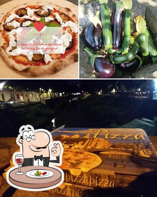 La foto di cibo e esterno da La Grande Bufala - Pizzeria per asporto