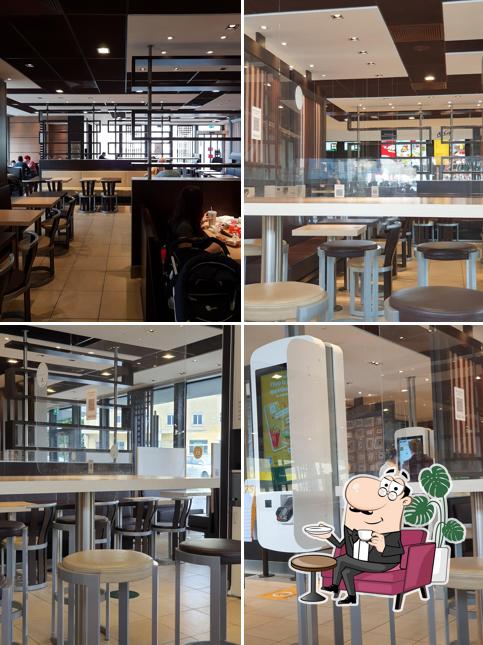 Siediti a un tavolo di McDonald’s Delémont